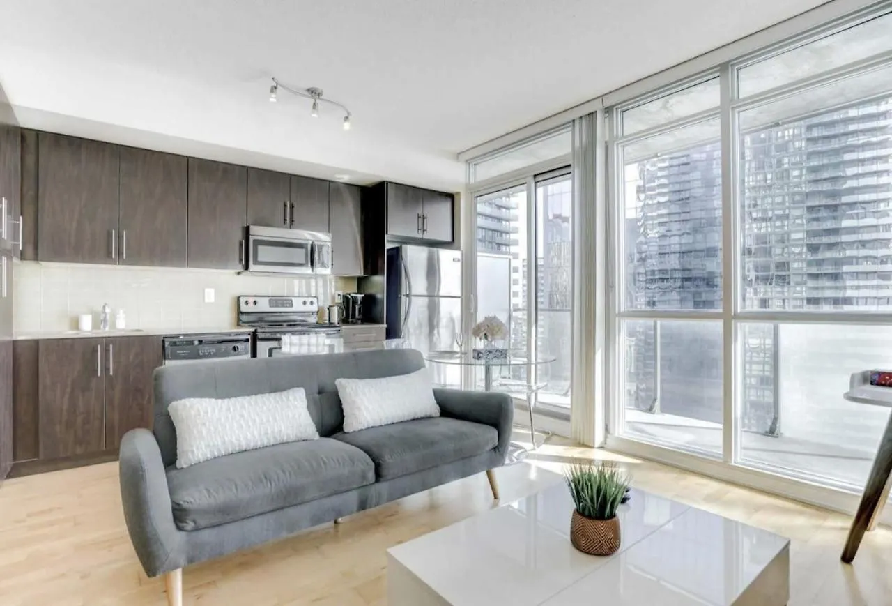 Downtown Toronto Condo Near Cn Tower
