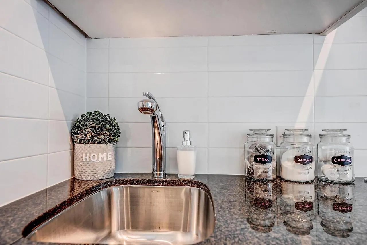 Downtown Toronto Condo Near Cn Tower
