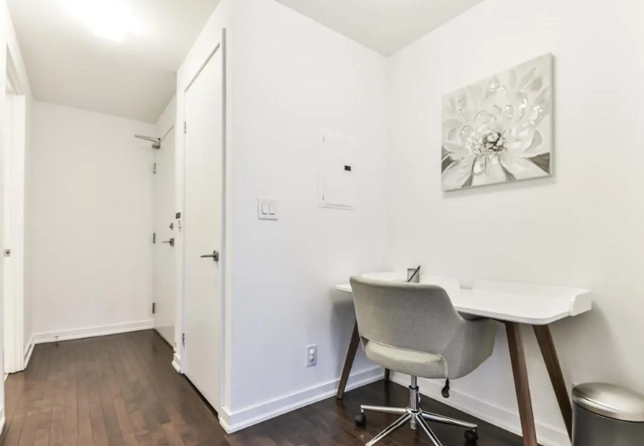 Downtown Toronto Condo Near Cn Tower