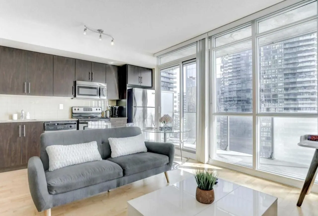 Downtown Toronto Condo Near Cn Tower